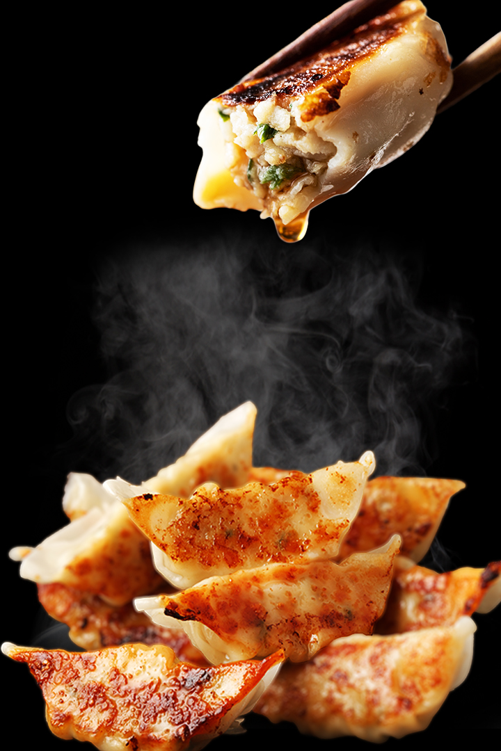 湯気立つ餃子と箸餃子